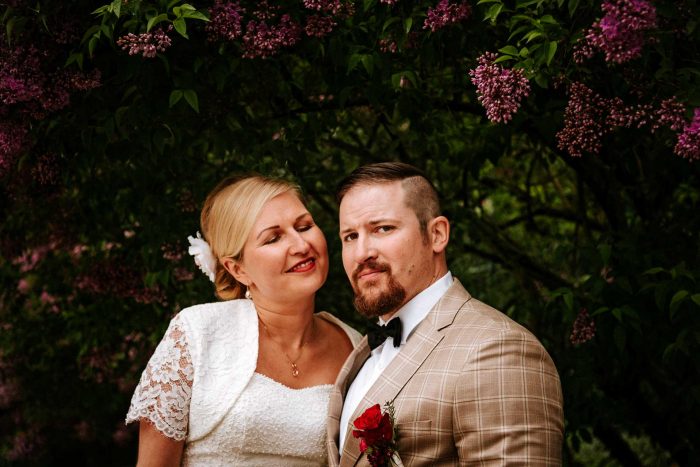 Brautpaar unter Flieder