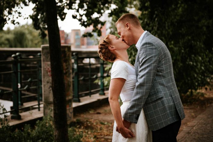 Küssendes Brautpaar