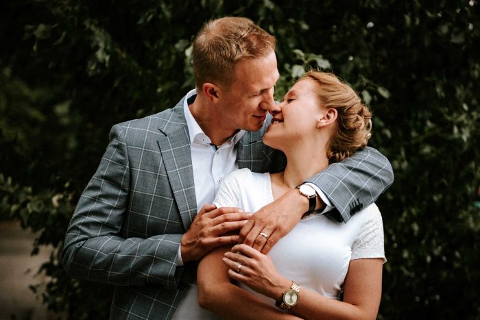 Kuschelndes Brautpaar beim Paarshooting