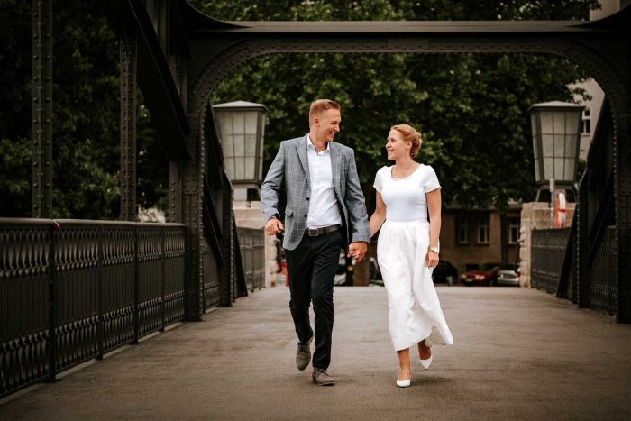 Brautpaar auf Brücke