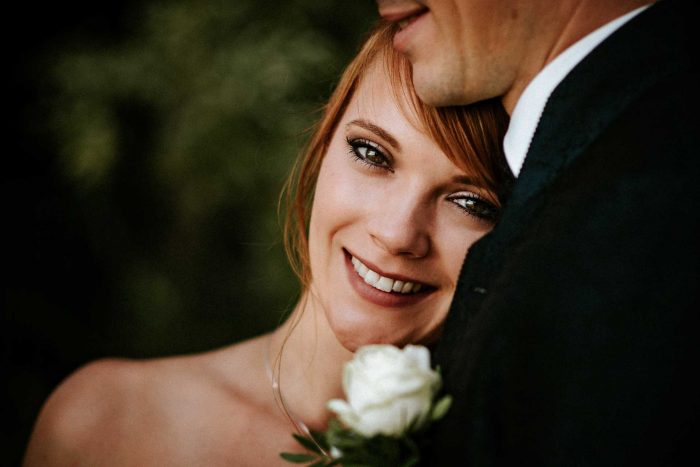 Braut schaut in die Kamera