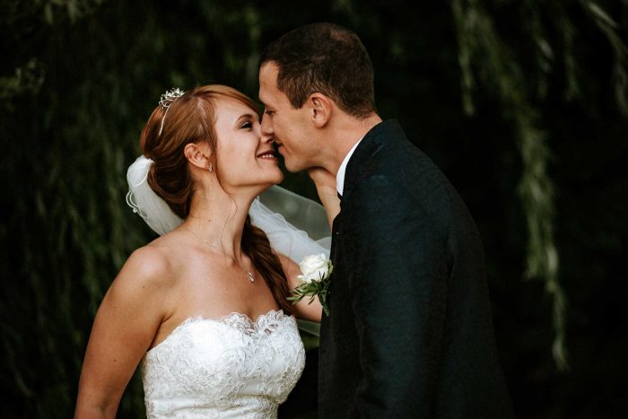 Shooting mit küssendem Brautpaar