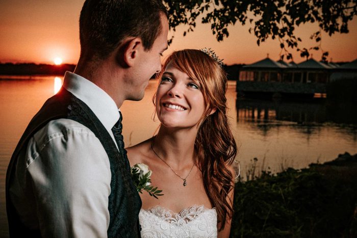 Brautpaar im Sonnenuntergang