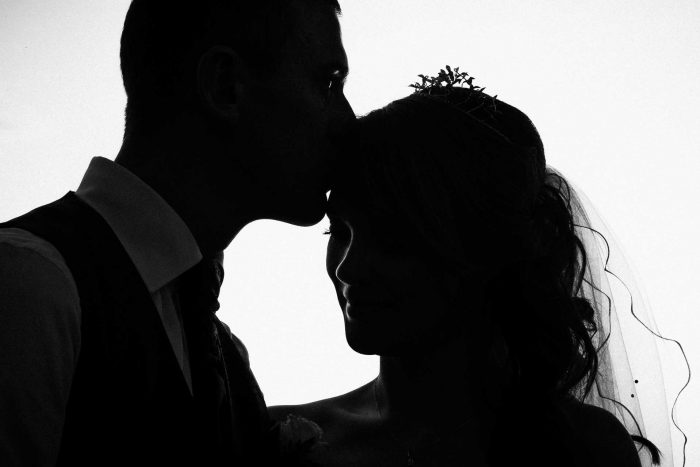 Silhouette küssendes Brautpaar