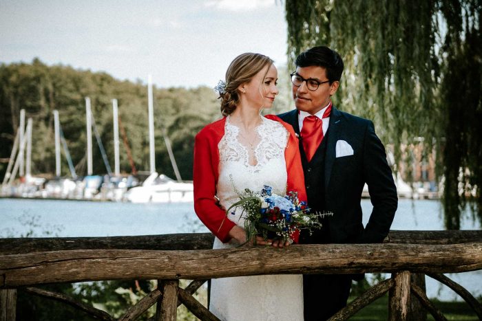Brautpaar auf Brücke