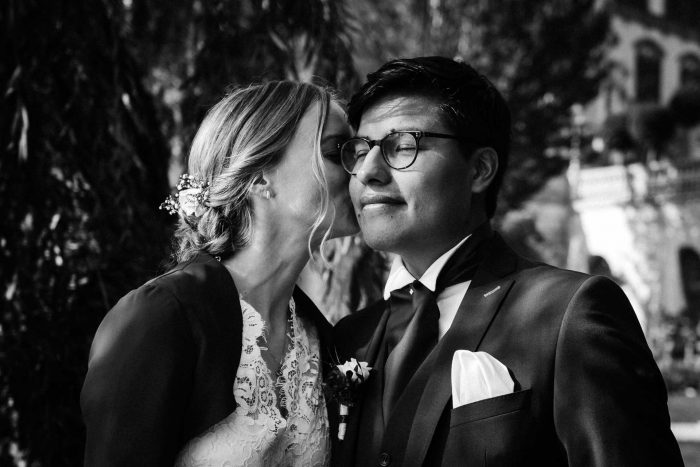 Braut küsst den Bräutigam