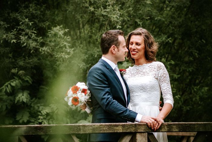 Brautpaar auf Brücke