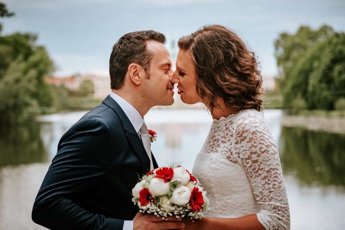 Küssendes Brautpaar