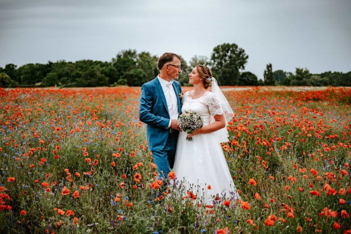 Brautpaarshooting im Mohnfeld
