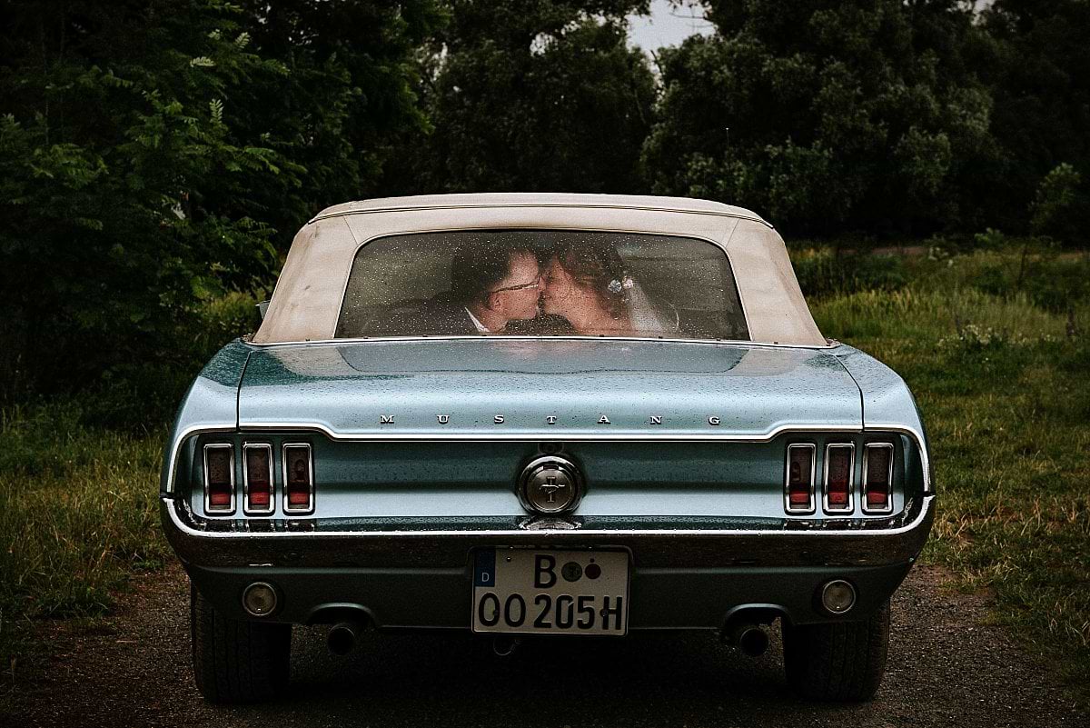 Küssendes Paar im Mustang